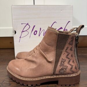 NWT BLOWFISH DOUBLE ZIPPER VEGAN TAN FAUX LEATHER Brown Ankle Boots